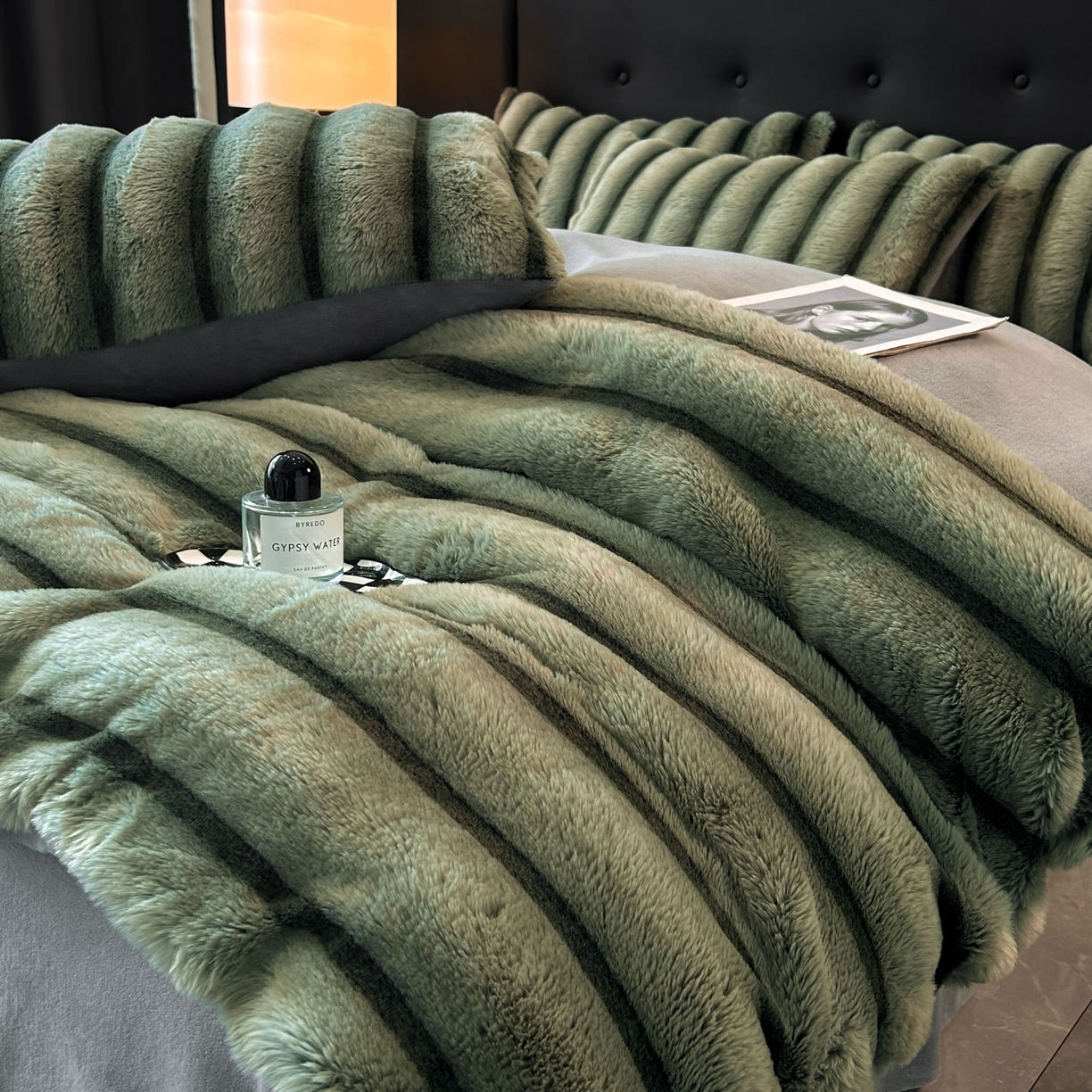 91家纺网 家纺一手货源 找家纺 丝印良品 2025新款条纹兔毛绒牛奶绒四件套 森林绿