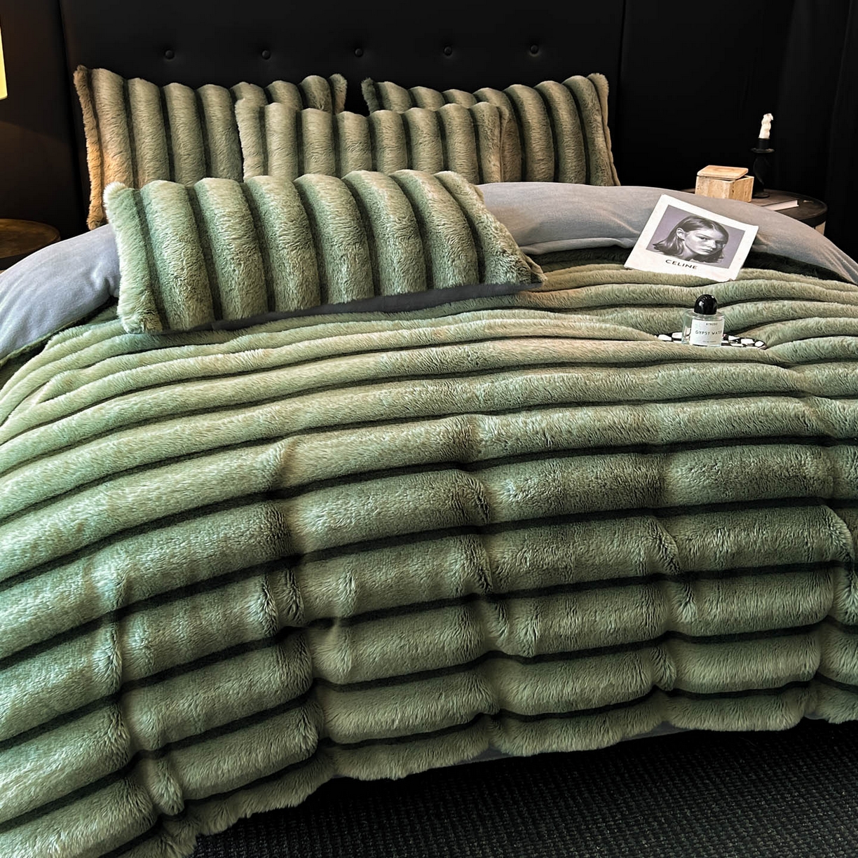 91家纺网 家纺一手货源 找家纺 丝印良品 2025新款条纹兔毛绒牛奶绒四件套 森林绿