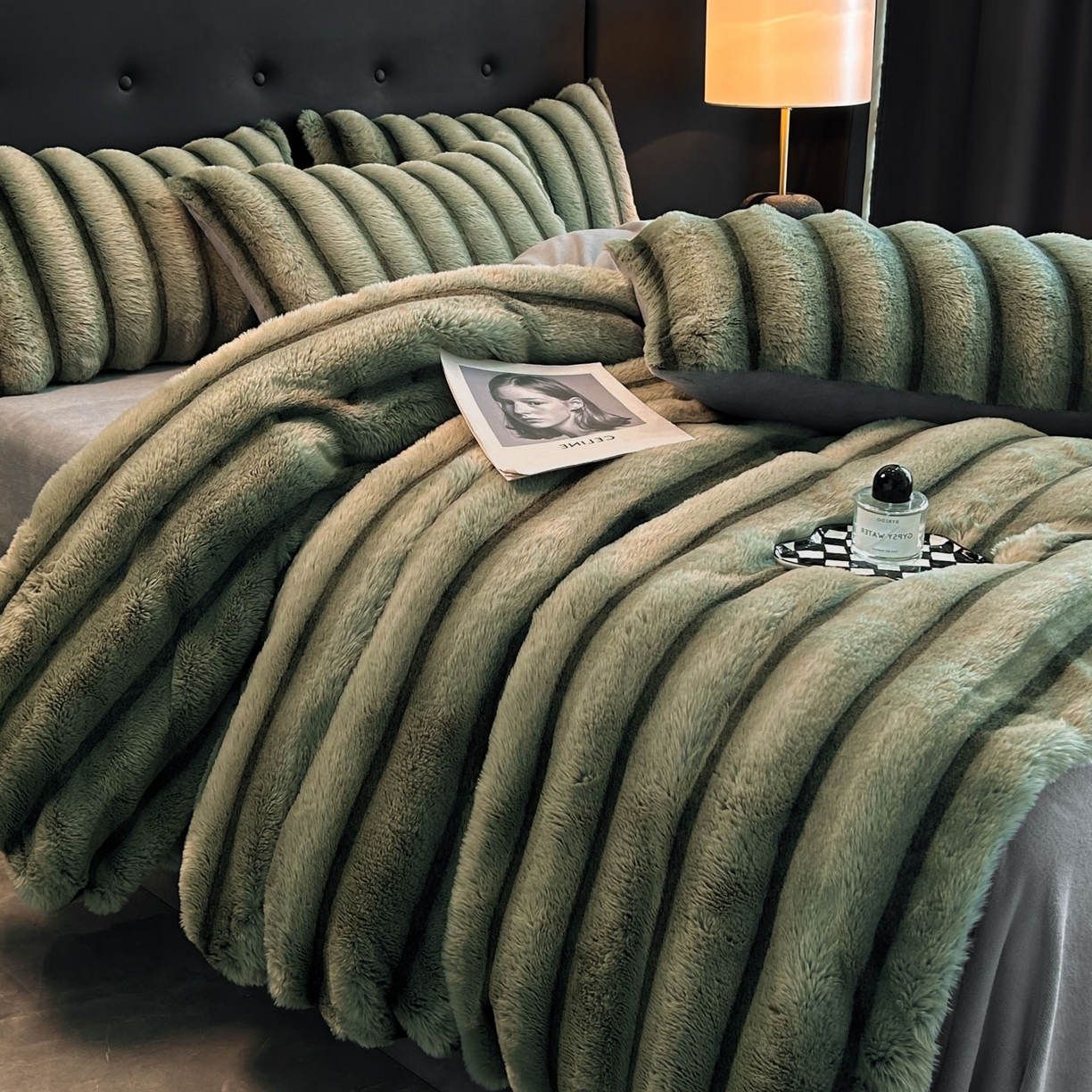 91家纺网 家纺一手货源 找家纺 丝印良品 2025新款条纹兔毛绒牛奶绒四件套 森林绿