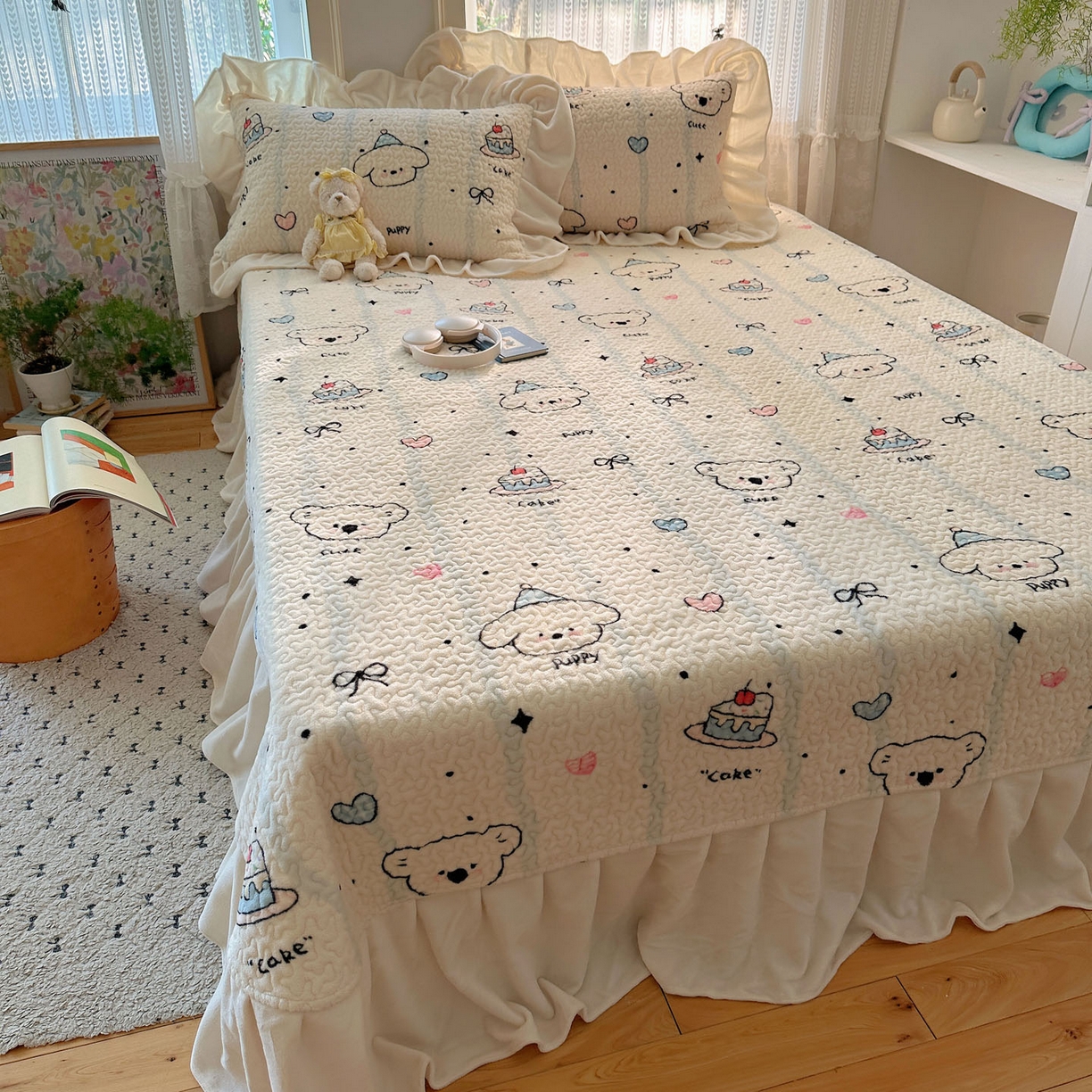 91家纺网 家纺一手货源 找家纺 红嘴企鹅 2025新款花边加厚牛奶绒单品床盖单件床盖三件套 蛋糕狗