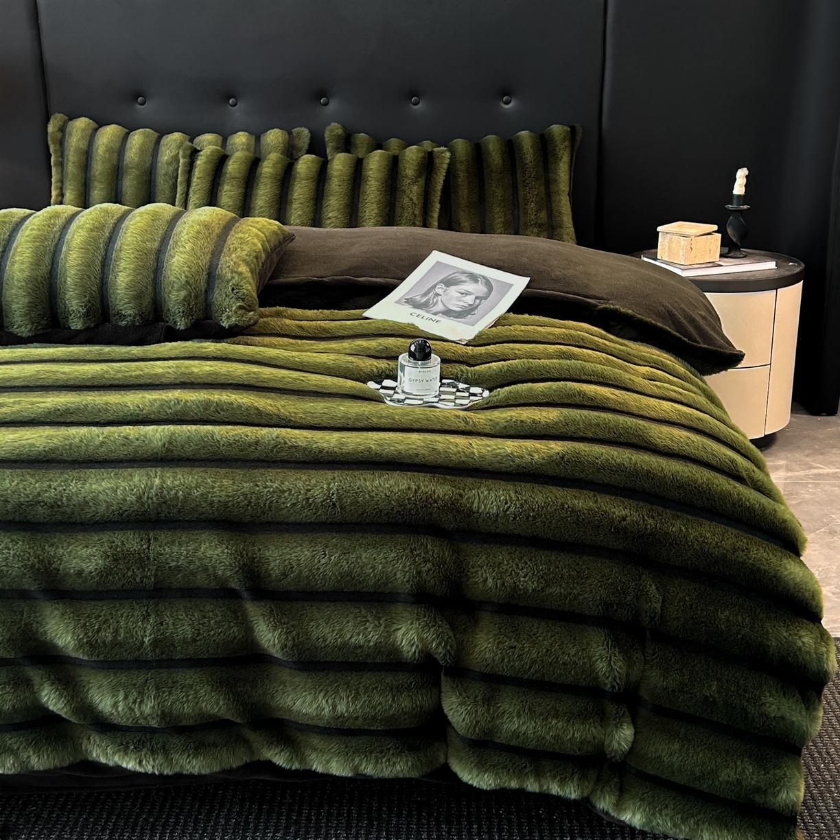 91家纺网 家纺一手货源 找家纺 丝印良品 2025新款条纹兔毛绒牛奶绒四件套 墨绿