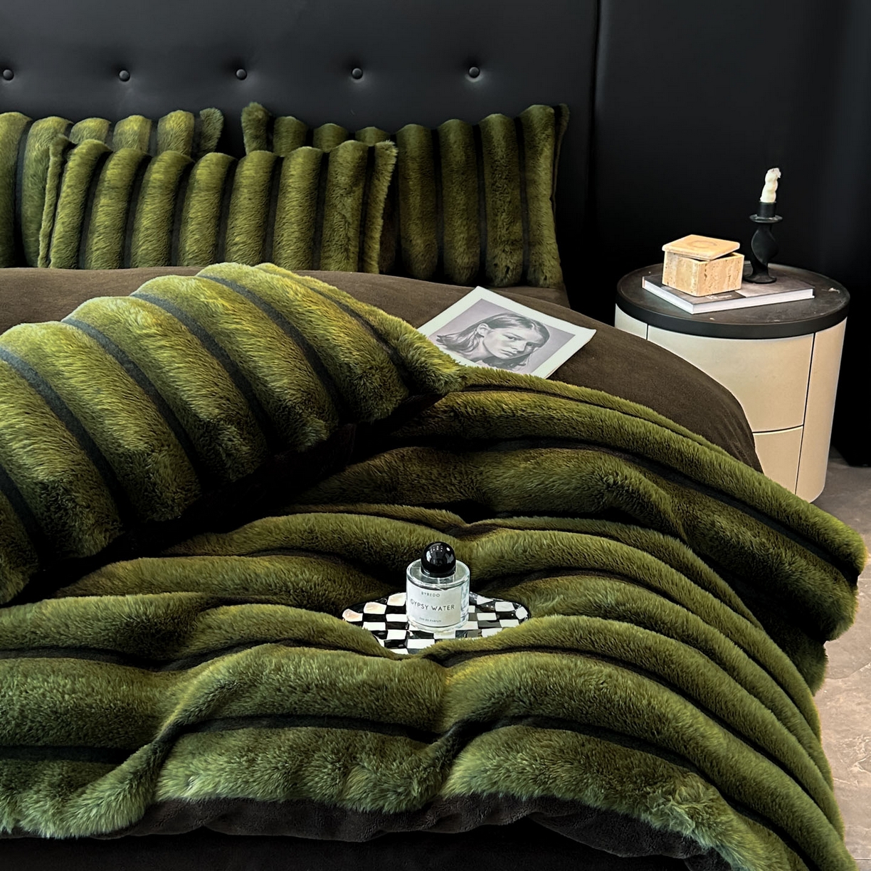 91家纺网 家纺一手货源 找家纺 丝印良品 2025新款条纹兔毛绒牛奶绒四件套 墨绿