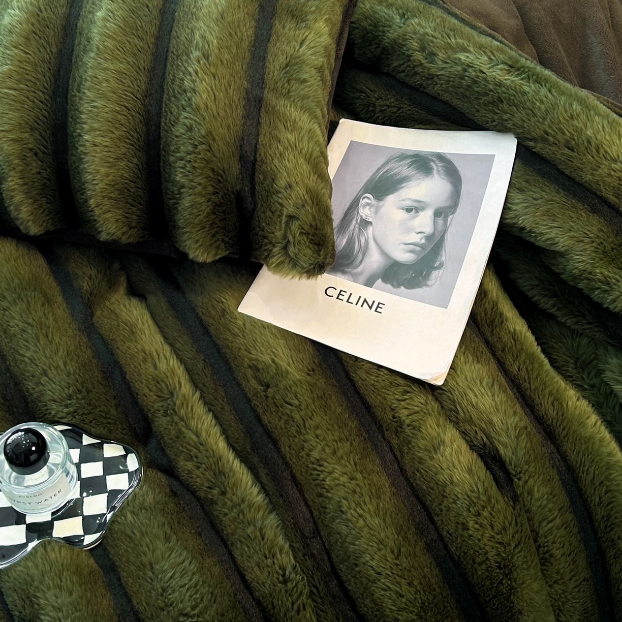 91家纺网 家纺一手货源 找家纺 丝印良品 2025新款条纹兔毛绒牛奶绒四件套 墨绿