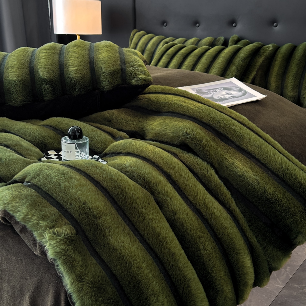 91家纺网 家纺一手货源 找家纺 丝印良品 2025新款条纹兔毛绒牛奶绒四件套 墨绿