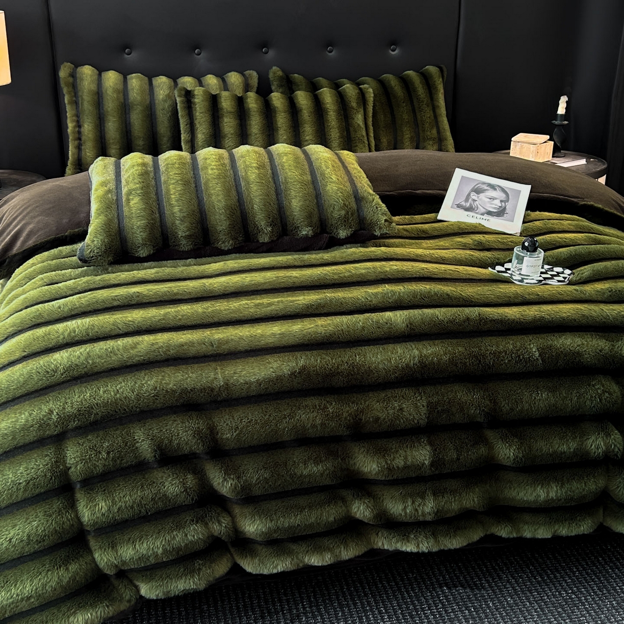 91家纺网 家纺一手货源 找家纺 丝印良品 2025新款条纹兔毛绒牛奶绒四件套 墨绿