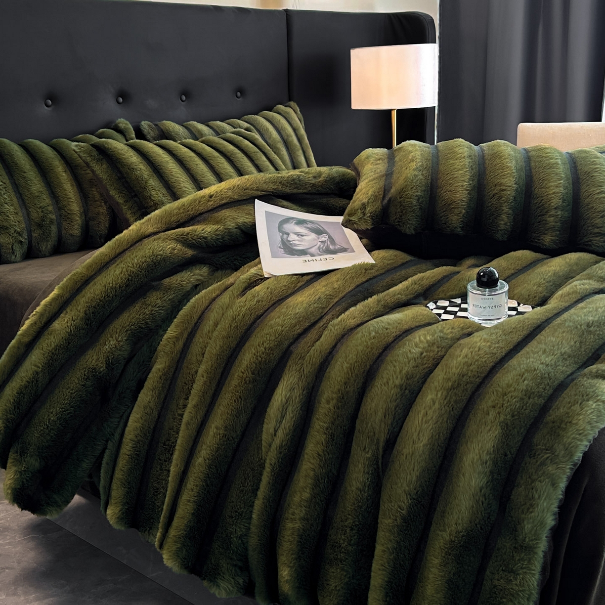 91家纺网 家纺一手货源 找家纺 丝印良品 2025新款条纹兔毛绒牛奶绒四件套 墨绿