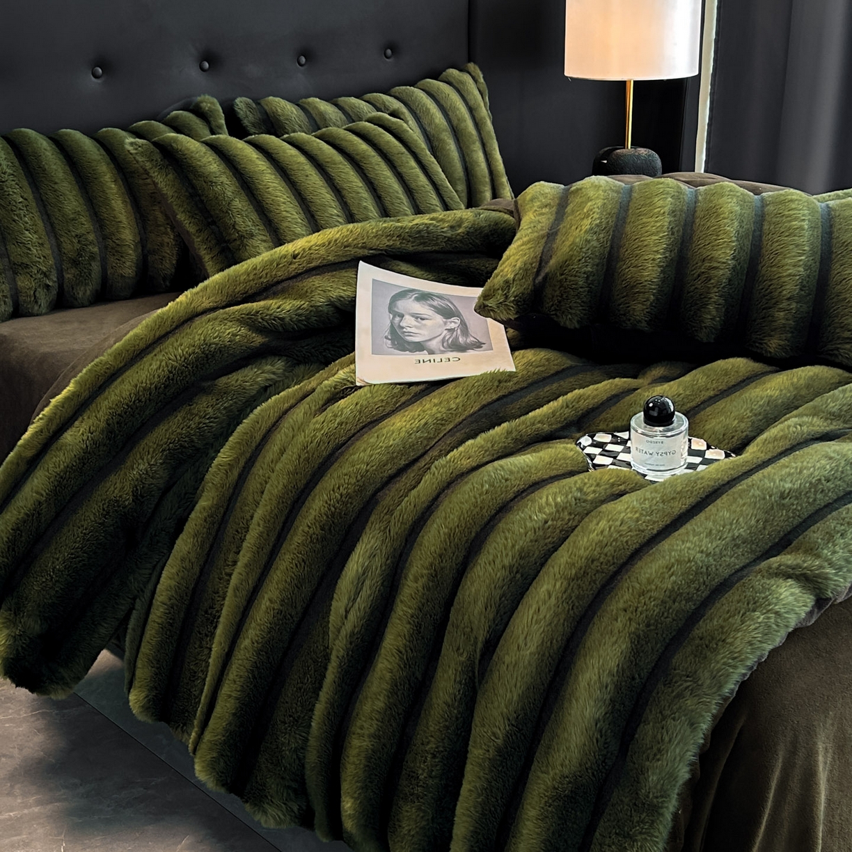 91家纺网 家纺一手货源 找家纺 丝印良品 2025新款条纹兔毛绒牛奶绒四件套 墨绿