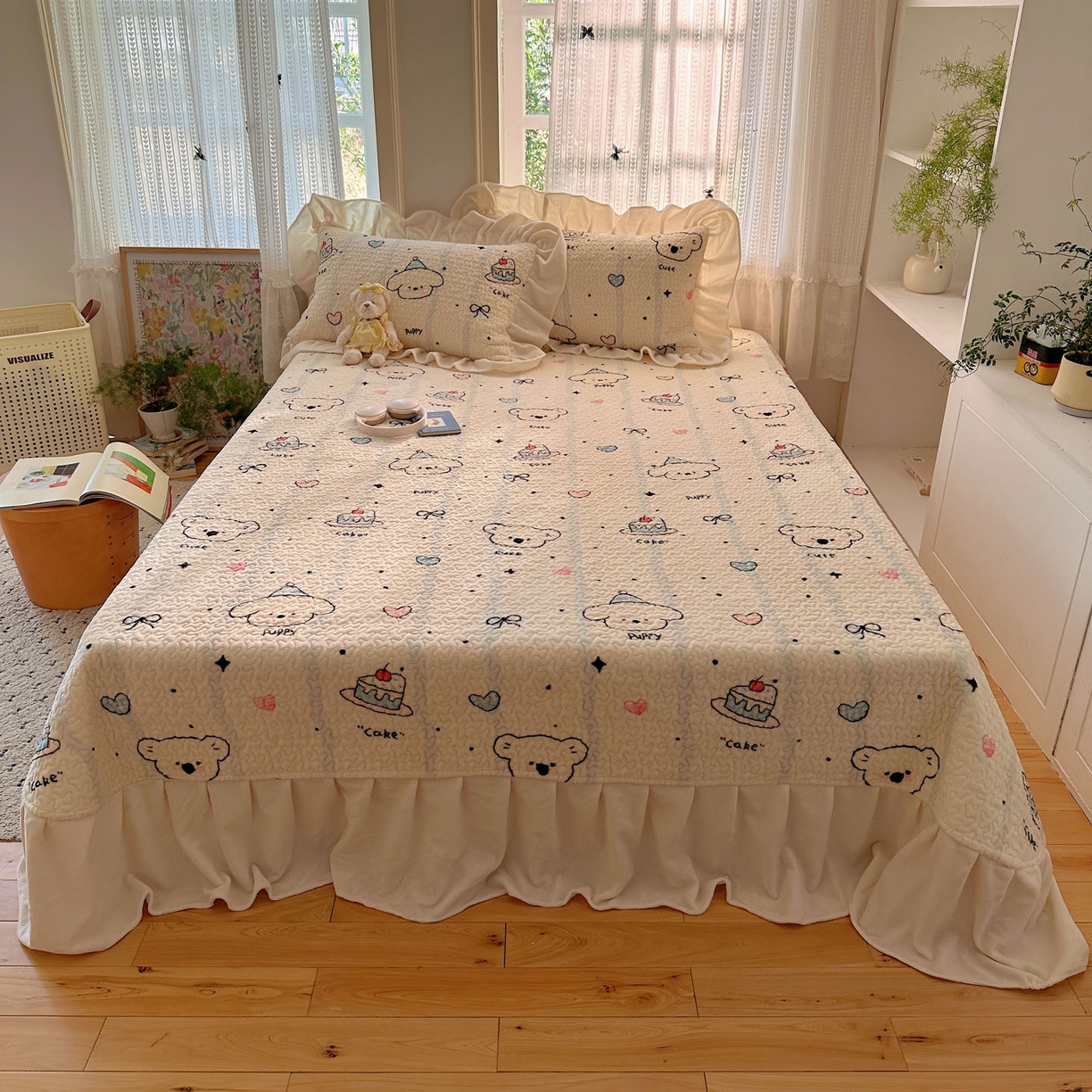 91家纺网 家纺一手货源 找家纺 红嘴企鹅 2025新款花边加厚牛奶绒单品床盖单件床盖三件套 蛋糕狗