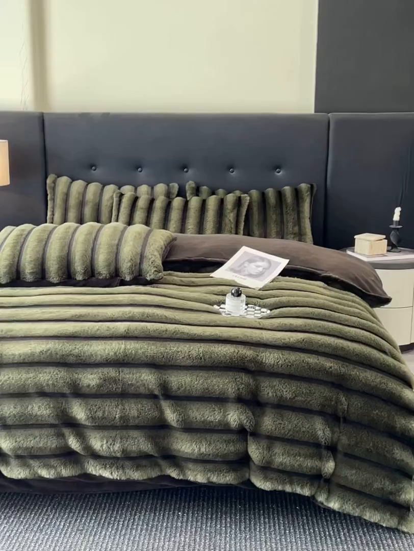 91家纺网 家纺一手货源 找家纺 丝印良品 2025新款条纹兔毛绒牛奶绒四件套 墨绿