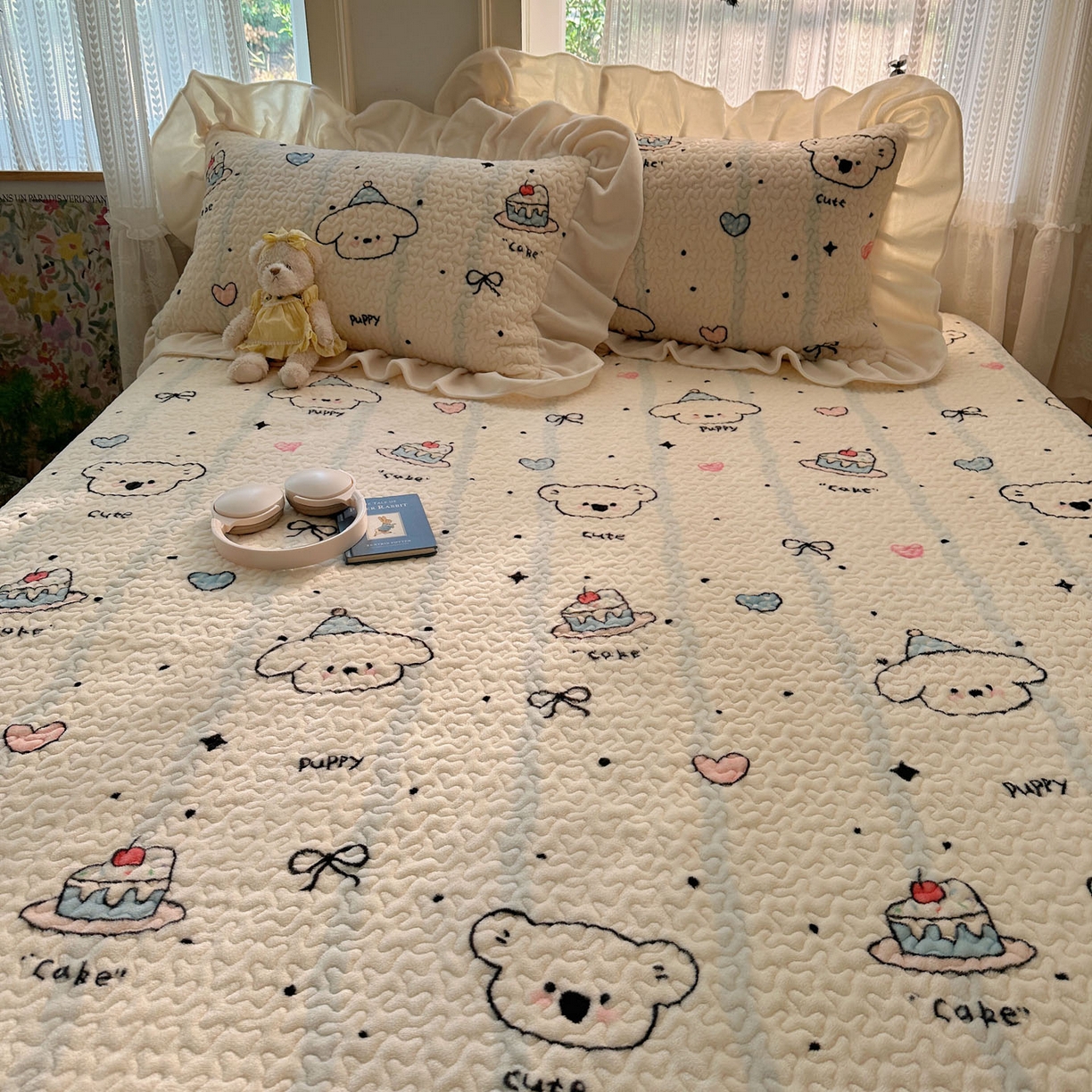 91家纺网 家纺一手货源 找家纺 红嘴企鹅 2025新款花边加厚牛奶绒单品床盖单件床盖三件套 蛋糕狗