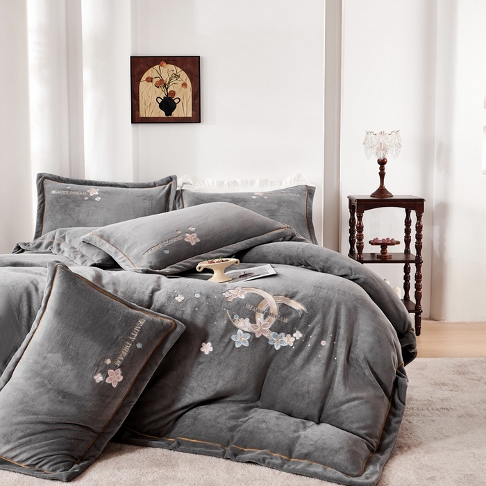 91家纺网 家纺一手货源 找家纺 玖琳家纺 2025新款商场定制款高克重刺绣牛奶绒四件套-香奈 灰色