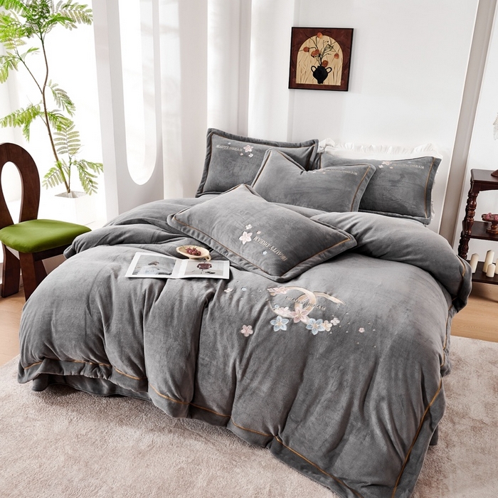 91家纺网 家纺一手货源 找家纺 玖琳家纺 2025新款商场定制款高克重刺绣牛奶绒四件套-香奈 灰色