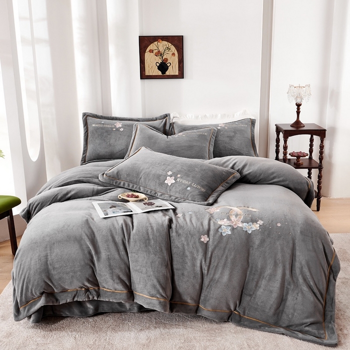 玖琳家纺 2025新款商场定制款高克重刺绣牛奶绒四件套-香奈 灰色