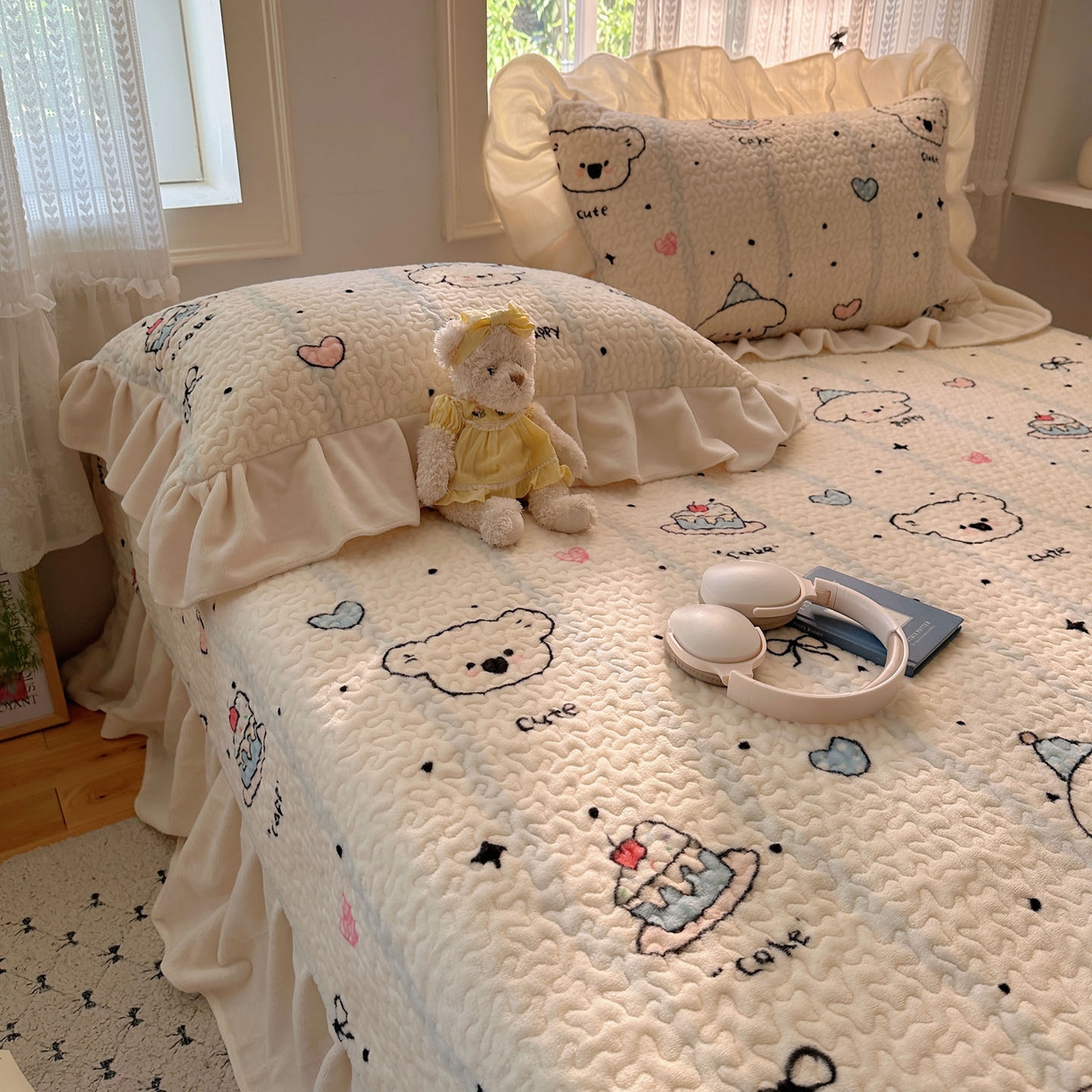 91家纺网 家纺一手货源 找家纺 红嘴企鹅 2025新款花边加厚牛奶绒单品床盖单件床盖三件套 蛋糕狗