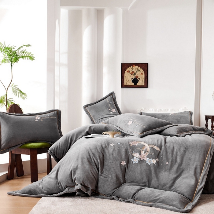 91家纺网 家纺一手货源 找家纺 玖琳家纺 2025新款商场定制款高克重刺绣牛奶绒四件套-香奈 灰色