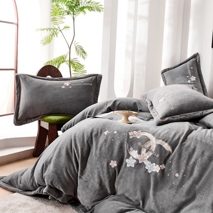 91家纺网 家纺一手货源 找家纺 玖琳家纺 2025新款商场定制款高克重刺绣牛奶绒四件套-香奈 灰色
