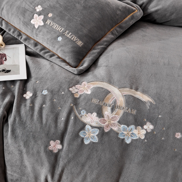 91家纺网 家纺一手货源 找家纺 玖琳家纺 2025新款商场定制款高克重刺绣牛奶绒四件套-香奈 灰色