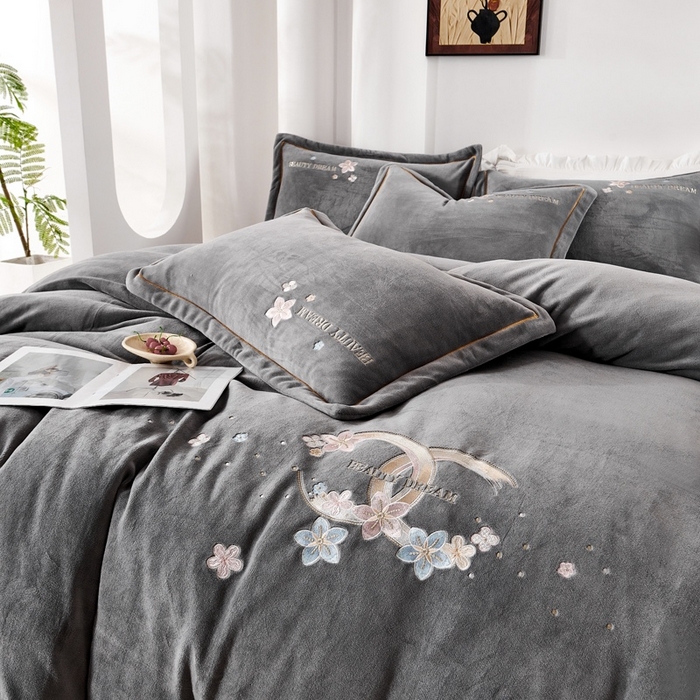 91家纺网 家纺一手货源 找家纺 玖琳家纺 2025新款商场定制款高克重刺绣牛奶绒四件套-香奈 灰色