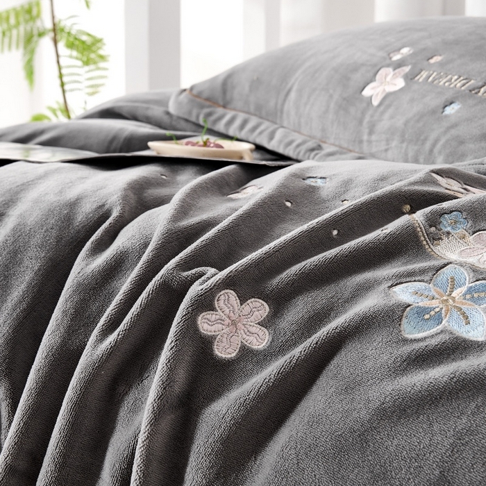 91家纺网 家纺一手货源 找家纺 玖琳家纺 2025新款商场定制款高克重刺绣牛奶绒四件套-香奈 灰色