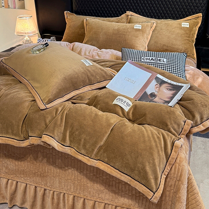 91家纺网 家纺一手货源 找家纺 芷卧 2025新款高克重牛奶绒四件套床盖款 马亚尔-深咖