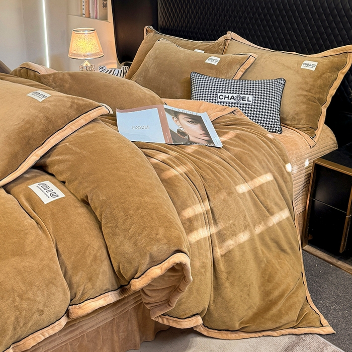 91家纺网 家纺一手货源 找家纺 芷卧 2025新款高克重牛奶绒四件套床盖款 马亚尔-深咖