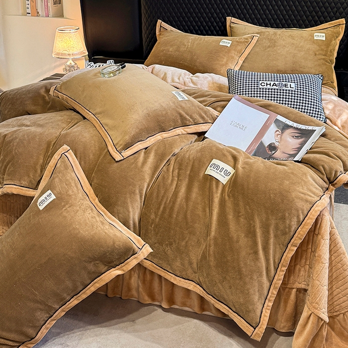 91家纺网 家纺一手货源 找家纺 芷卧 2025新款高克重牛奶绒四件套床盖款 马亚尔-深咖