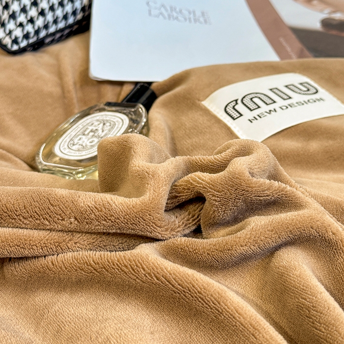 91家纺网 家纺一手货源 找家纺 芷卧 2025新款高克重牛奶绒四件套床盖款 马亚尔-深咖