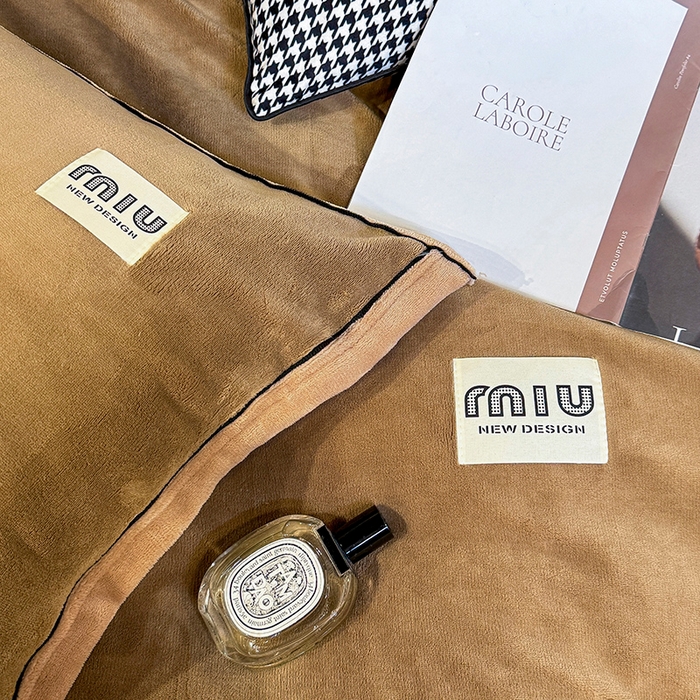 91家纺网 家纺一手货源 找家纺 芷卧 2025新款高克重牛奶绒四件套床盖款 马亚尔-深咖