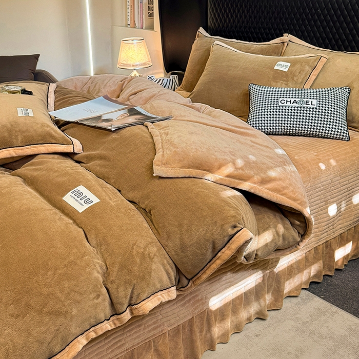 91家纺网 家纺一手货源 找家纺 芷卧 2025新款高克重牛奶绒四件套床盖款 马亚尔-深咖