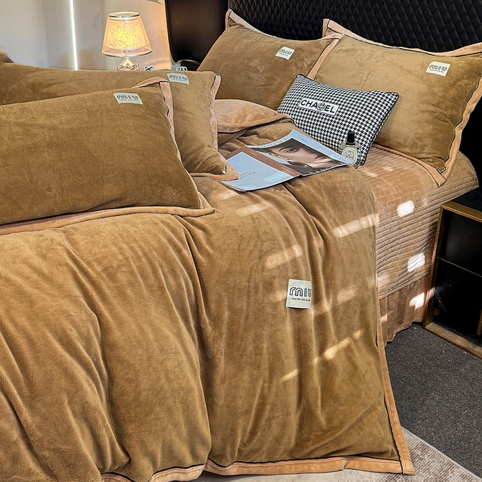 91家纺网 家纺一手货源 找家纺 芷卧 2025新款高克重牛奶绒四件套床盖款 马亚尔-深咖