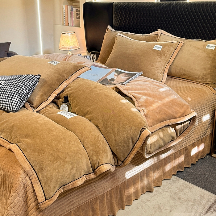 91家纺网 家纺一手货源 找家纺 芷卧 2025新款高克重牛奶绒四件套床盖款 马亚尔-深咖