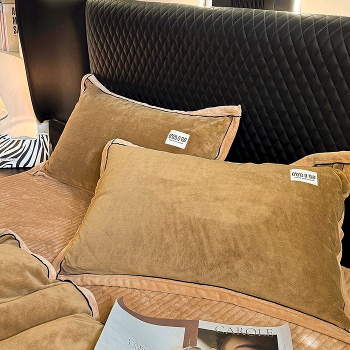 91家纺网 家纺一手货源 找家纺 芷卧 2025新款高克重牛奶绒四件套床盖款 马亚尔-深咖