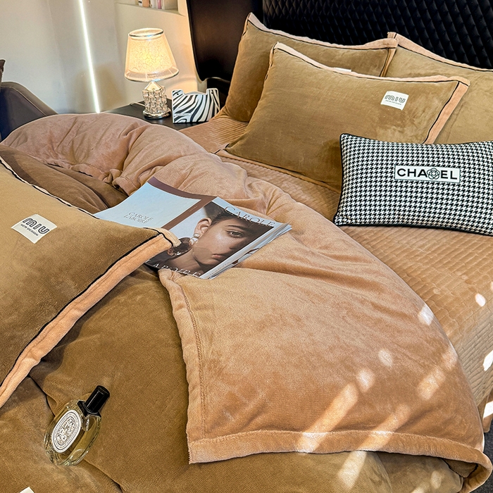 91家纺网 家纺一手货源 找家纺 芷卧 2025新款高克重牛奶绒四件套床盖款 马亚尔-深咖