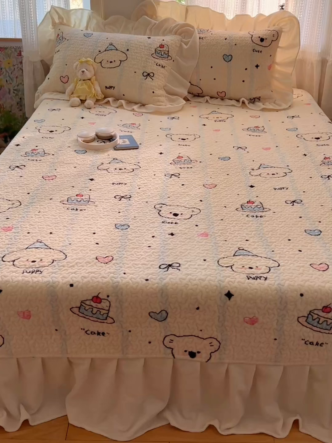 91家纺网 家纺一手货源 找家纺 红嘴企鹅 2025新款花边加厚牛奶绒单品床盖单件床盖三件套 蛋糕狗