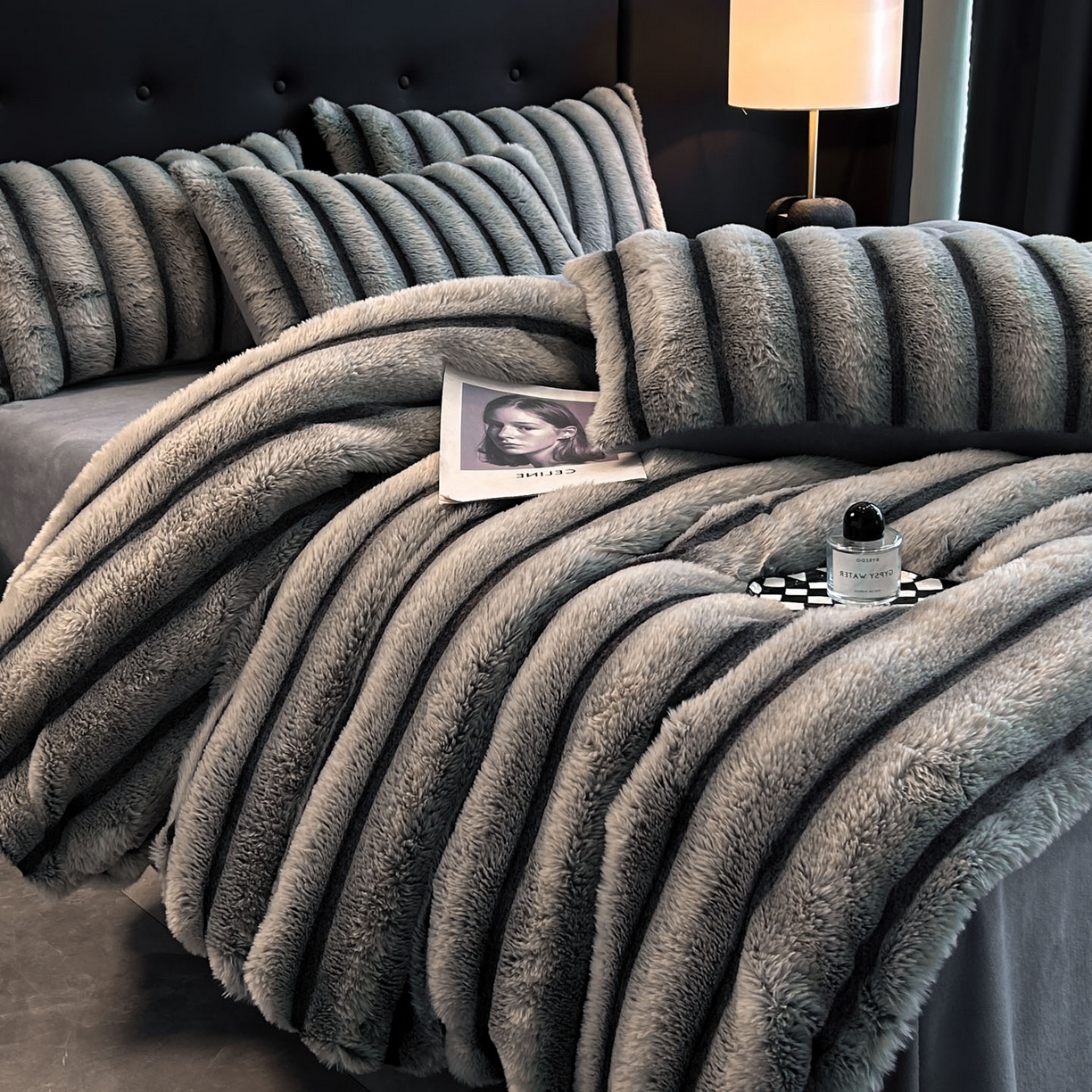 91家纺网 家纺一手货源 找家纺 丝印良品 2025新款条纹兔毛绒牛奶绒四件套 雪灰