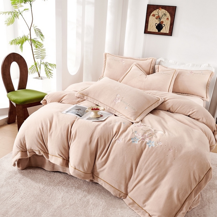 91家纺网 家纺一手货源 找家纺 玖琳家纺 2025新款商场定制款高克重刺绣牛奶绒四件套-香奈 卡其