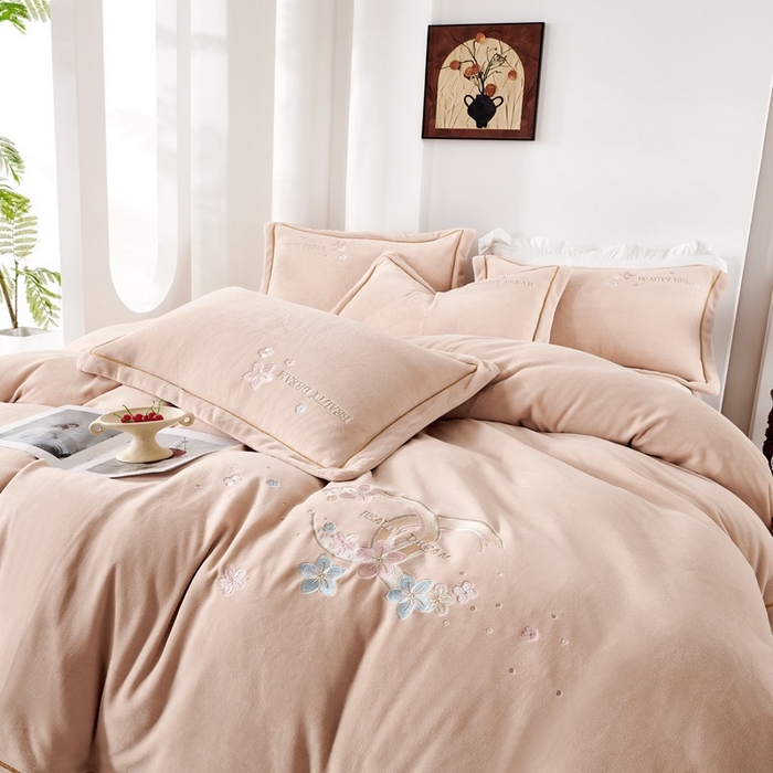 91家纺网 家纺一手货源 找家纺 玖琳家纺 2025新款商场定制款高克重刺绣牛奶绒四件套-香奈 卡其