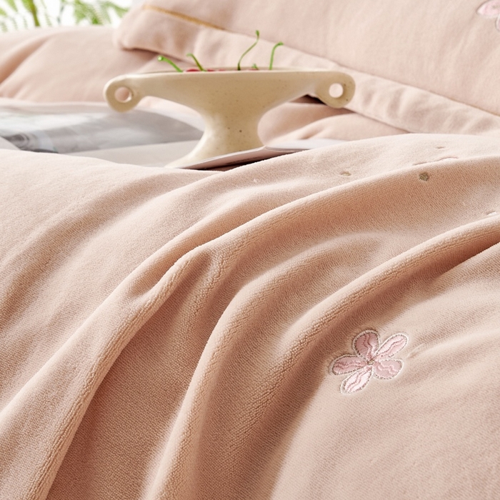 91家纺网 家纺一手货源 找家纺 玖琳家纺 2025新款商场定制款高克重刺绣牛奶绒四件套-香奈 卡其