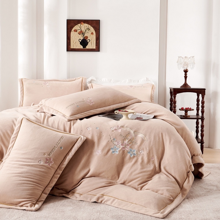 91家纺网 家纺一手货源 找家纺 玖琳家纺 2025新款商场定制款高克重刺绣牛奶绒四件套-香奈 卡其