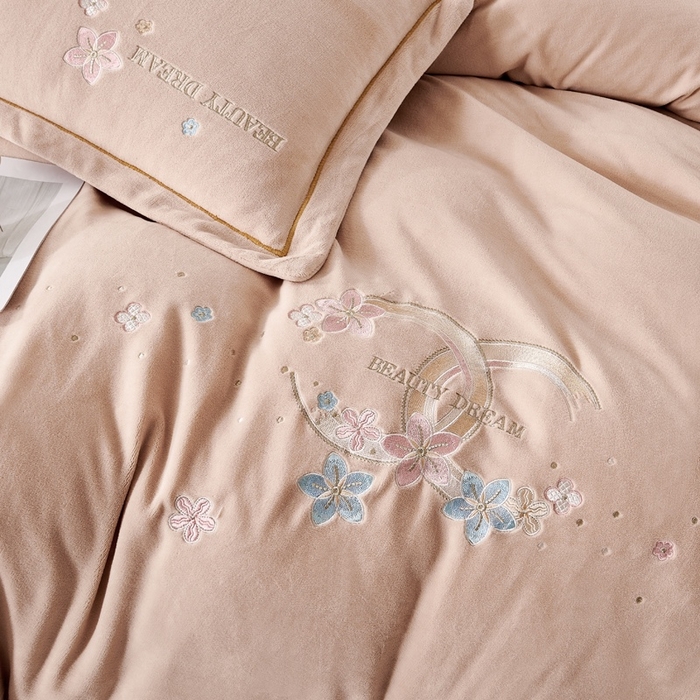 91家纺网 家纺一手货源 找家纺 玖琳家纺 2025新款商场定制款高克重刺绣牛奶绒四件套-香奈 卡其