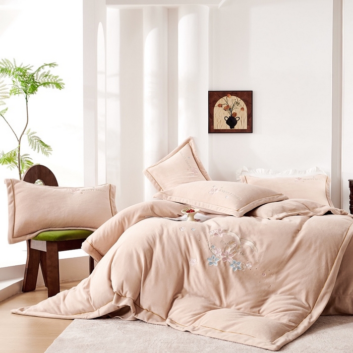 91家纺网 家纺一手货源 找家纺 玖琳家纺 2025新款商场定制款高克重刺绣牛奶绒四件套-香奈 卡其