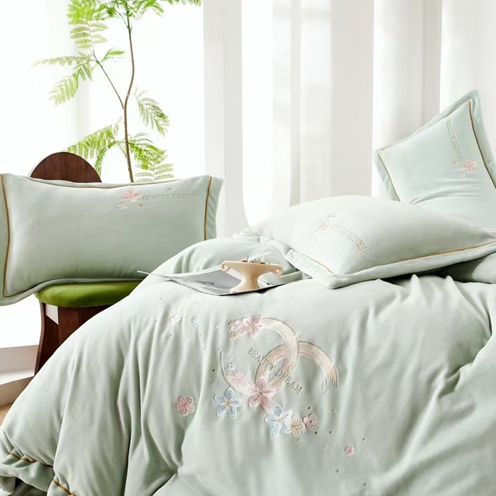 91家纺网 家纺一手货源 找家纺 玖琳家纺 2025新款商场定制款高克重刺绣牛奶绒四件套-香奈 绿色