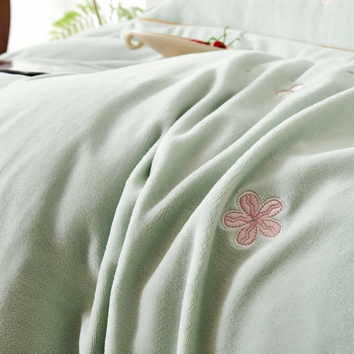 91家纺网 家纺一手货源 找家纺 玖琳家纺 2025新款商场定制款高克重刺绣牛奶绒四件套-香奈 绿色