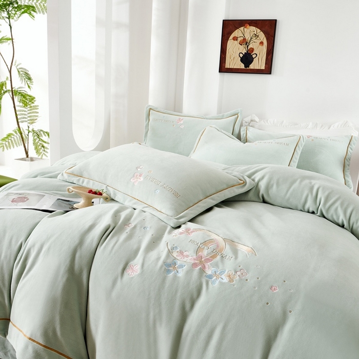 91家纺网 家纺一手货源 找家纺 玖琳家纺 2025新款商场定制款高克重刺绣牛奶绒四件套-香奈 绿色