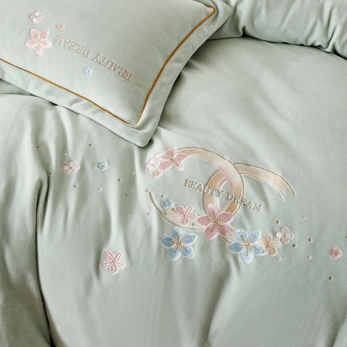 91家纺网 家纺一手货源 找家纺 玖琳家纺 2025新款商场定制款高克重刺绣牛奶绒四件套-香奈 绿色