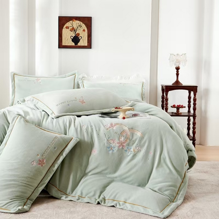 91家纺网 家纺一手货源 找家纺 玖琳家纺 2025新款商场定制款高克重刺绣牛奶绒四件套-香奈 绿色