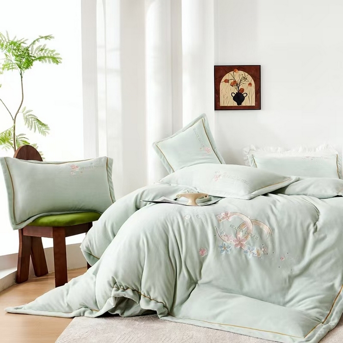 91家纺网 家纺一手货源 找家纺 玖琳家纺 2025新款商场定制款高克重刺绣牛奶绒四件套-香奈 绿色