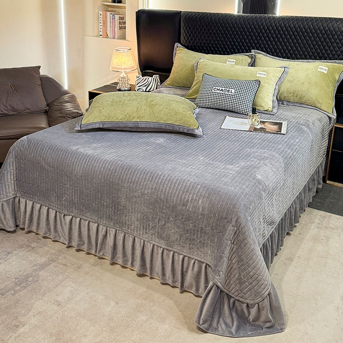 91家纺网 家纺一手货源 找家纺 芷卧 2025新款高克重牛奶绒四件套床盖款 马亚尔-青绿