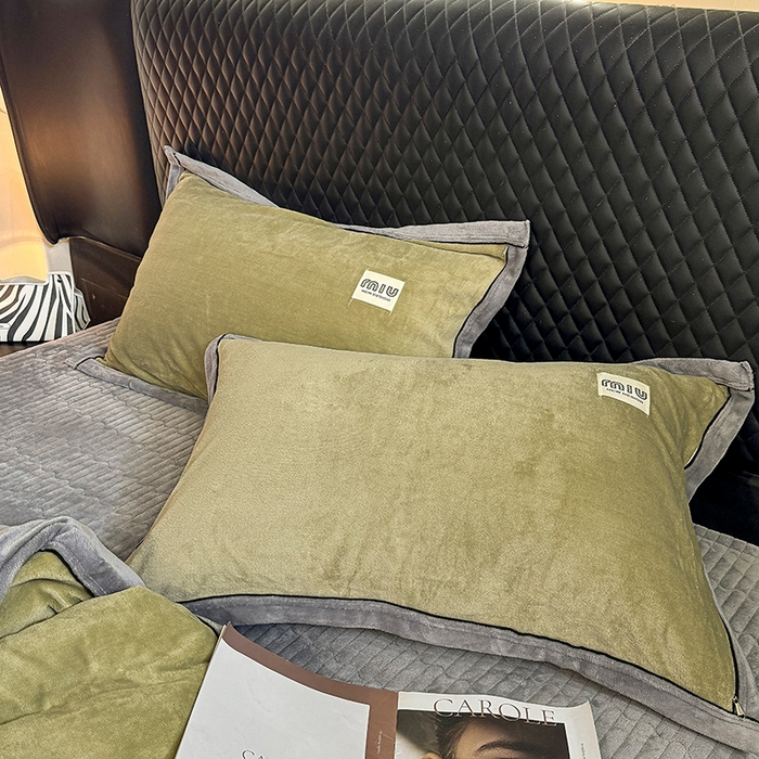 91家纺网 家纺一手货源 找家纺 芷卧 2025新款高克重牛奶绒四件套床盖款 马亚尔-青绿