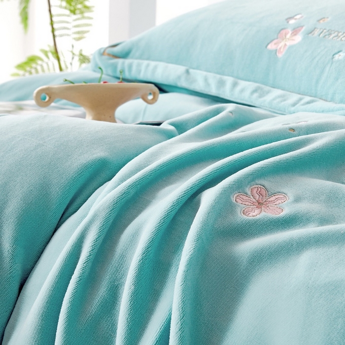 91家纺网 家纺一手货源 找家纺 玖琳家纺 2025新款商场定制款高克重刺绣牛奶绒四件套-香奈 天蓝